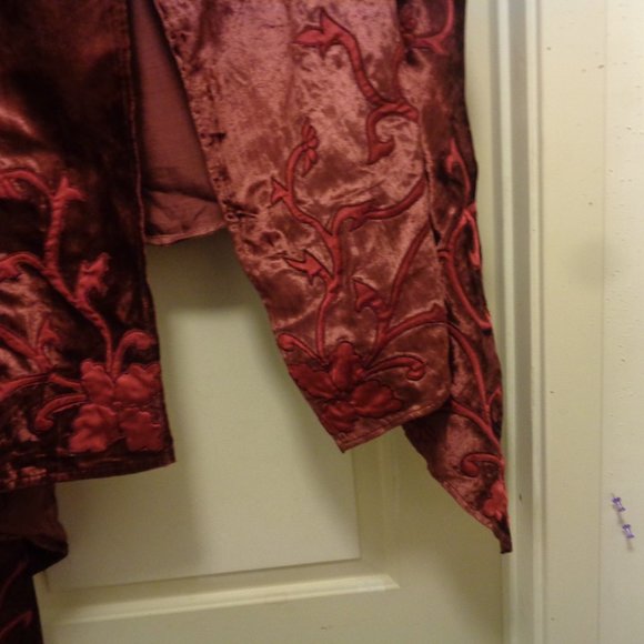 JAZZ BAR EDWARDIAN AESTHETIC BURGANDY CRUSHED VELVET SATIN FLOWERS RUNNE… - Picture 4 of 8